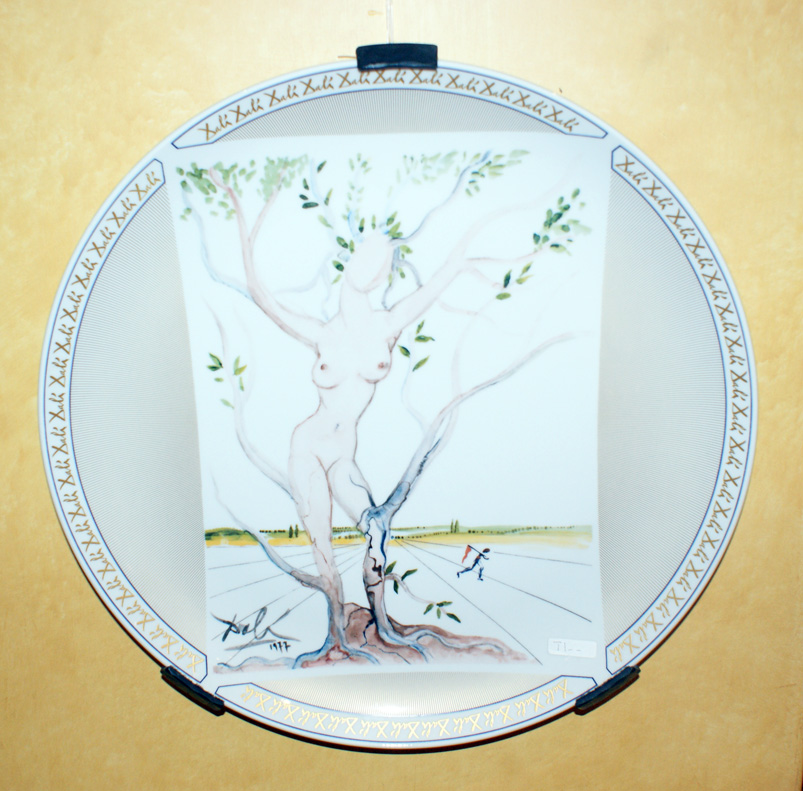 Salvador dali: Ceramica Vintage Donna albero del XX Secolo Opera d'arte esemplare - Robertaebasta® Art Gallery opere d’arte esclusive.